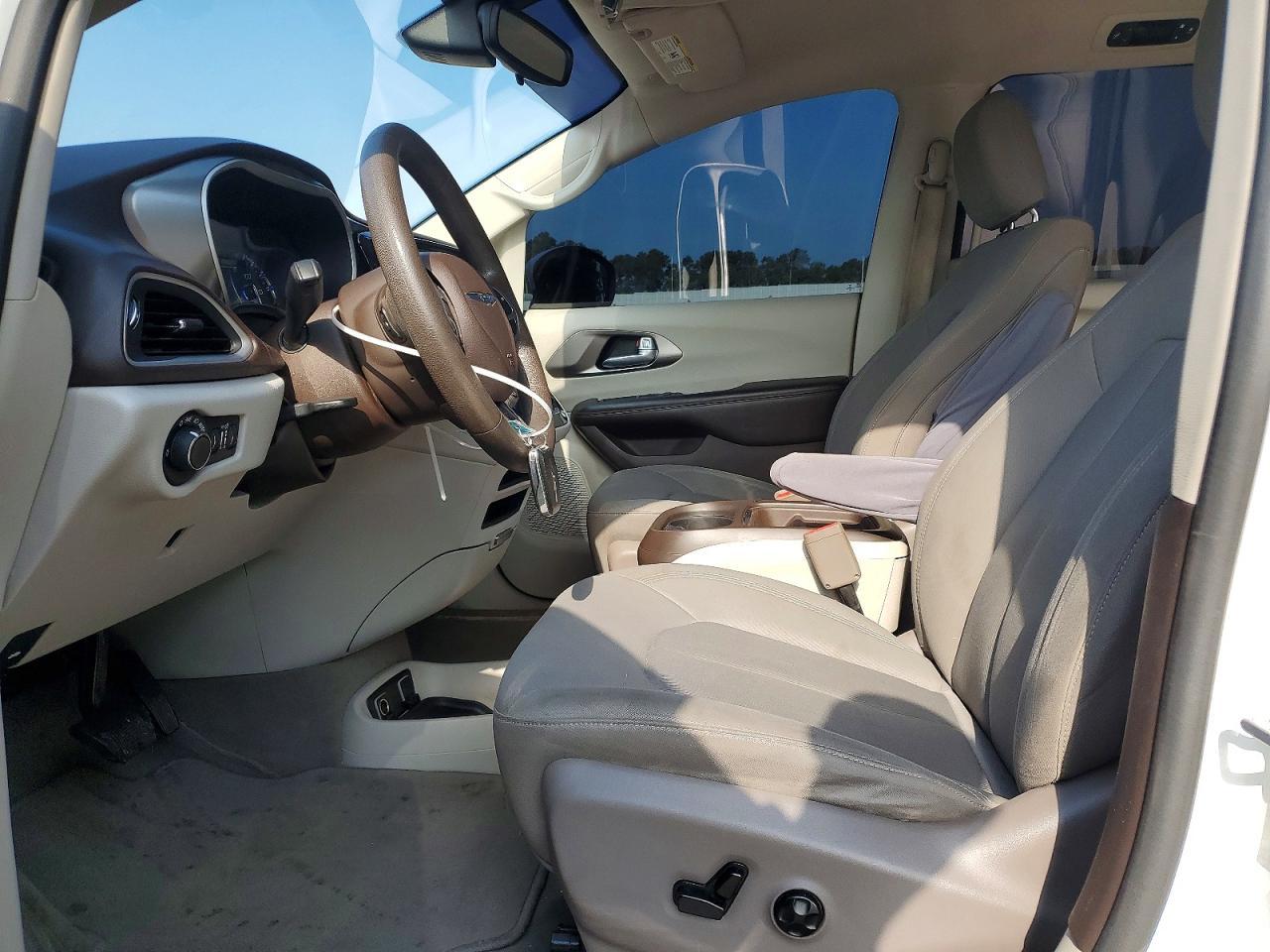 2017 Chrysler Pacifica Touring - Image 7