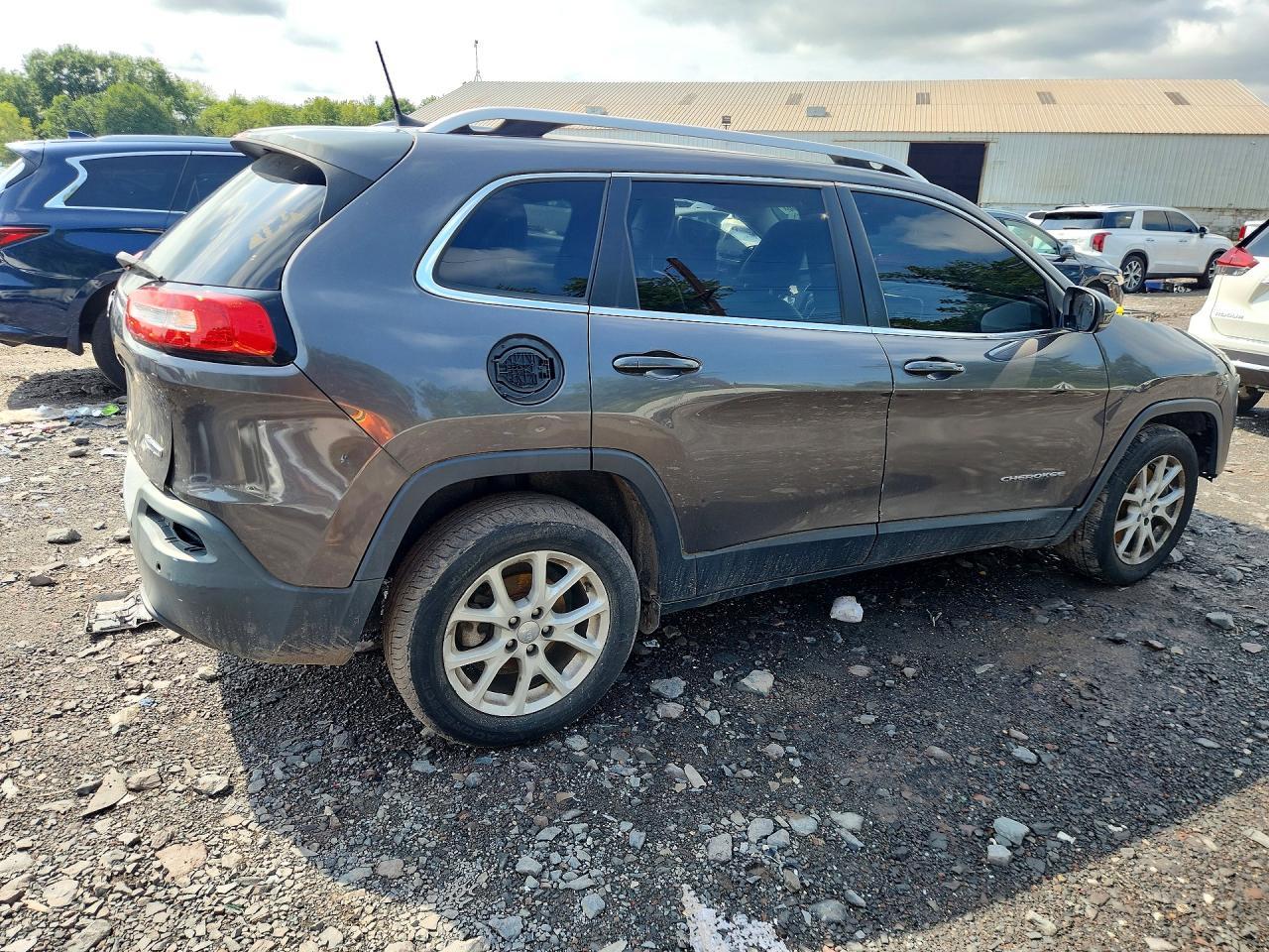 2018 Jeep Cherokee Latitude Plus - Image 3