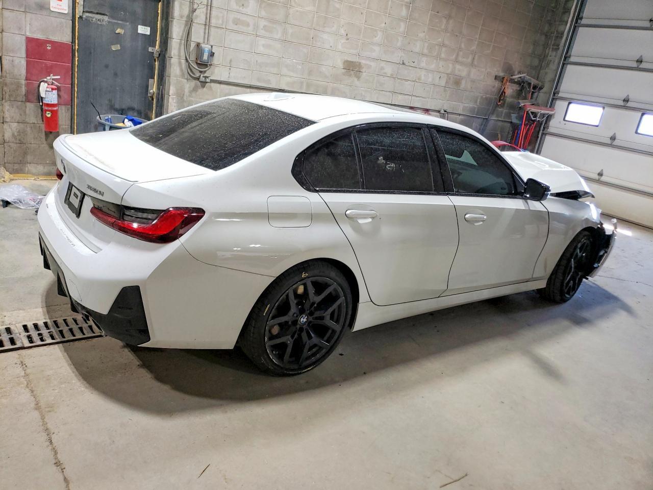 2025 BMW 330Xi - Фото 3
