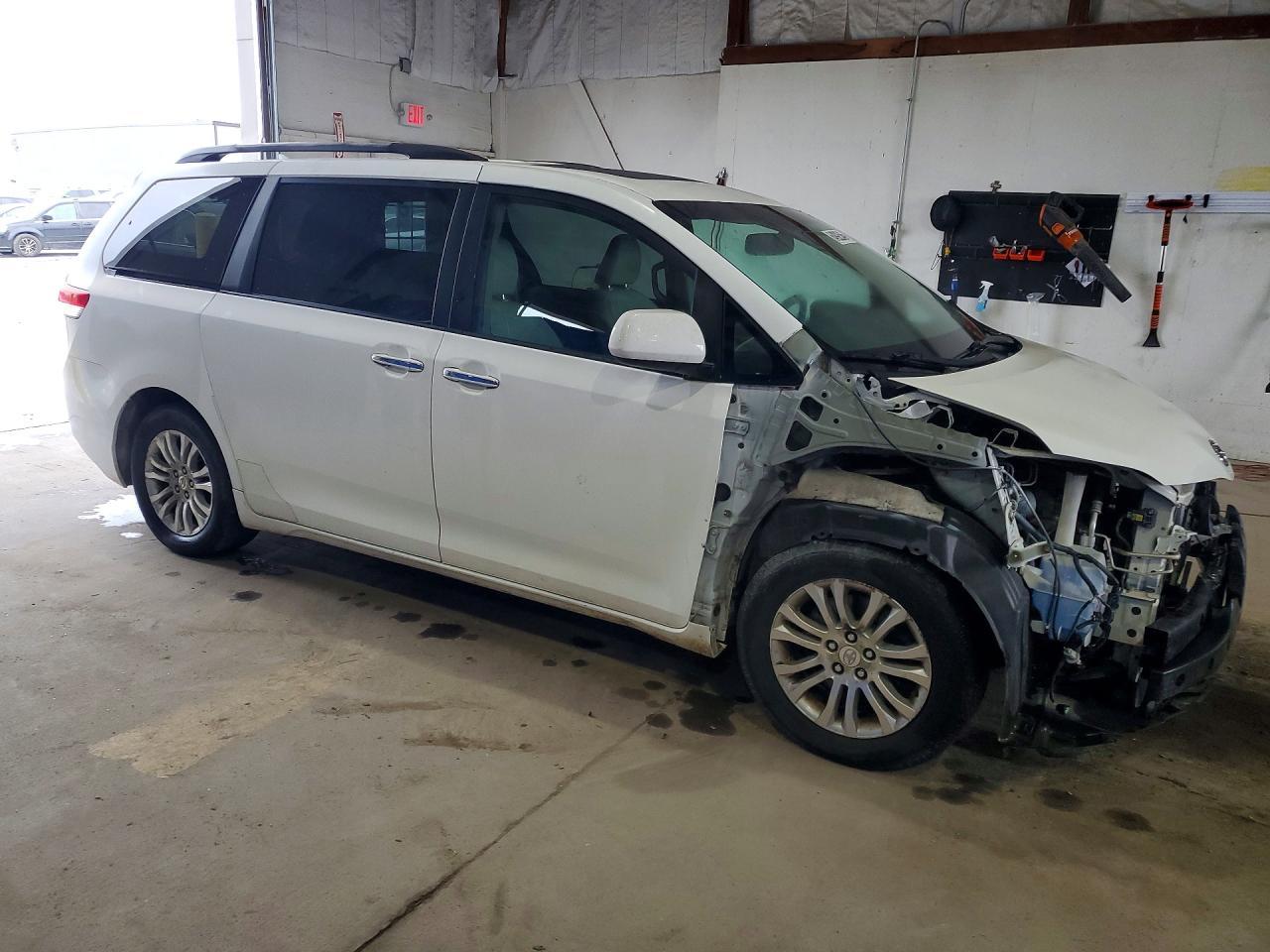 2011 Toyota Sienna Xle 8-Passenger - Image 4