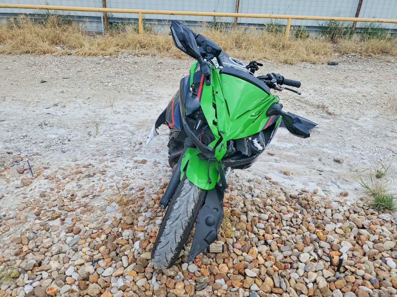 2011 Kawasaki Ex650 C - Image 2