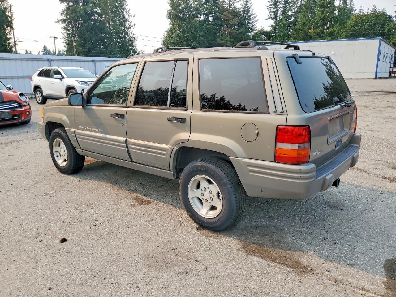 1998 Jeep Grand Cherokee Laredo - Image 2