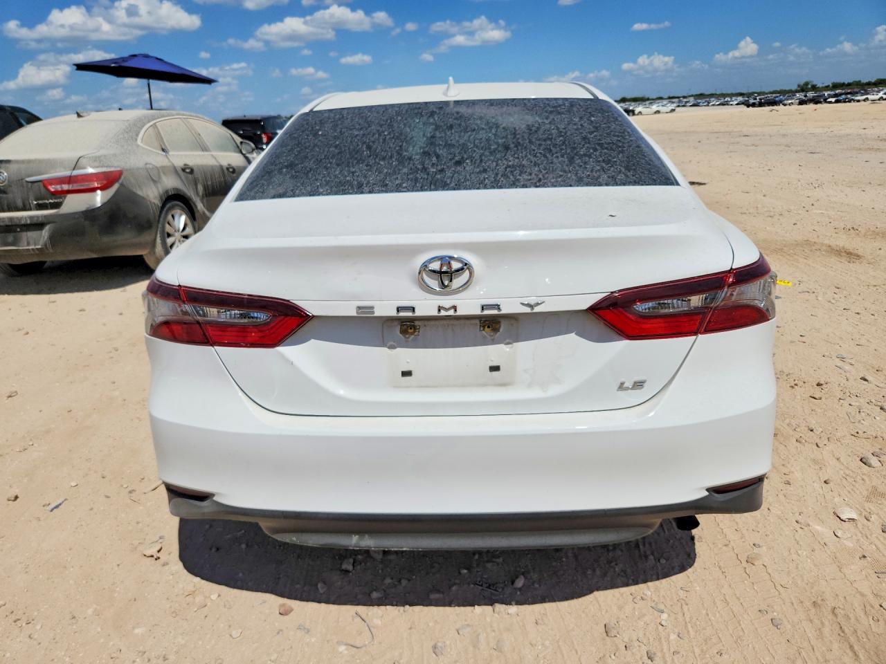 2021 Toyota Camry Le - Фото 6