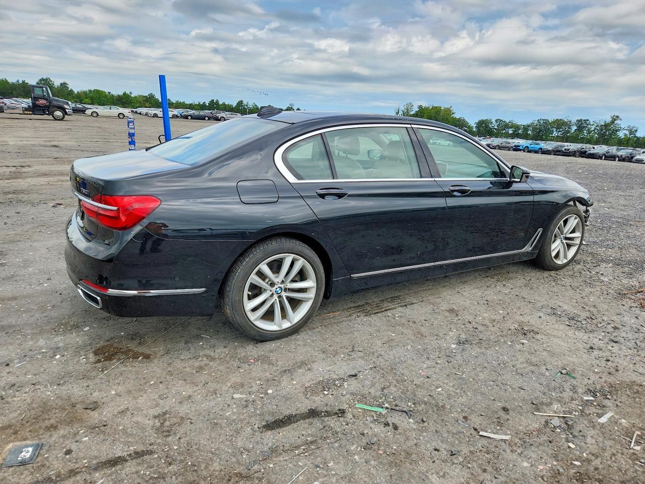 2016 BMW 750 Xi - Фото 3