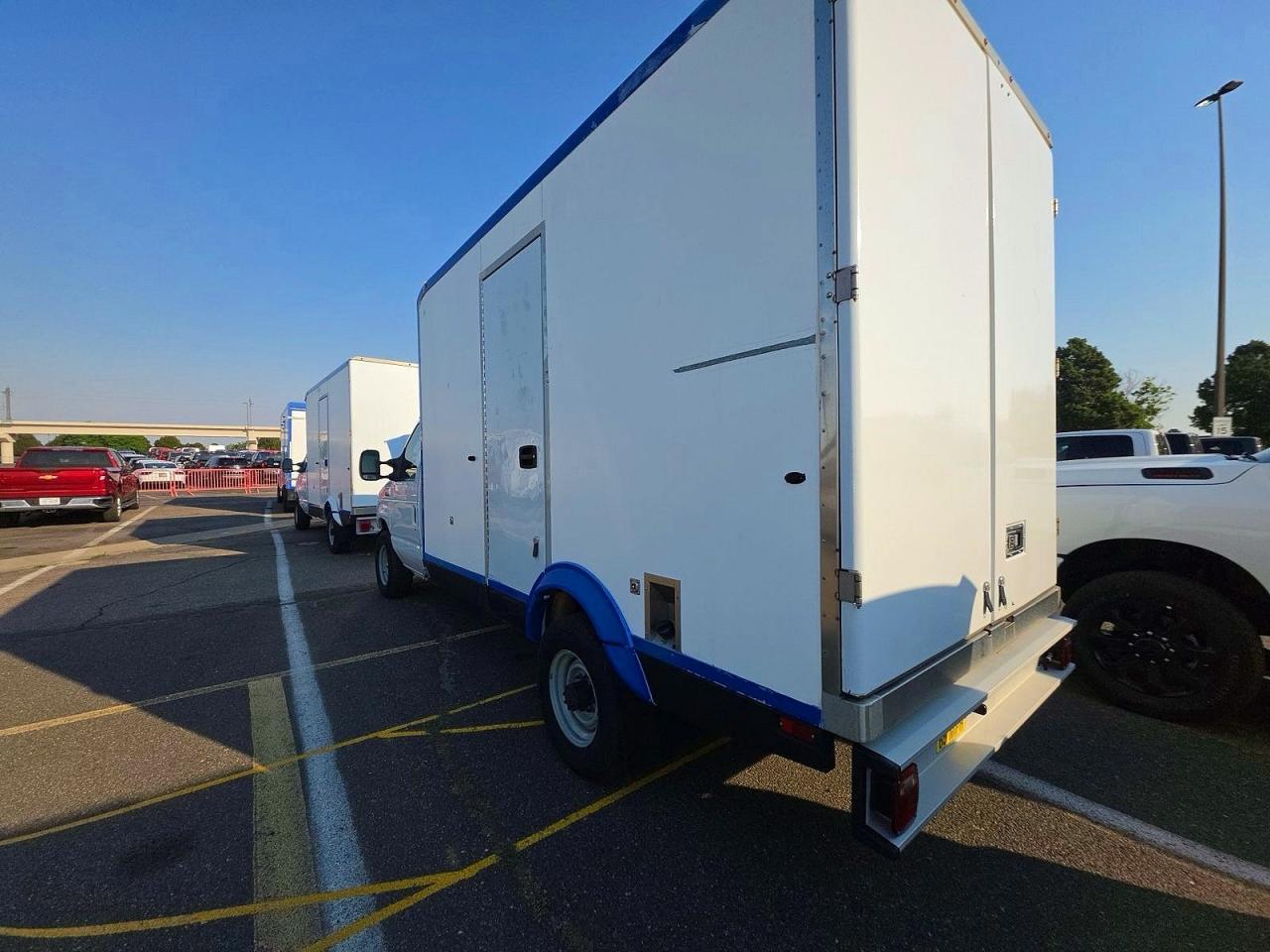 2023 Ford Econoline E350 Super Duty Cutaway Van - Фото 3
