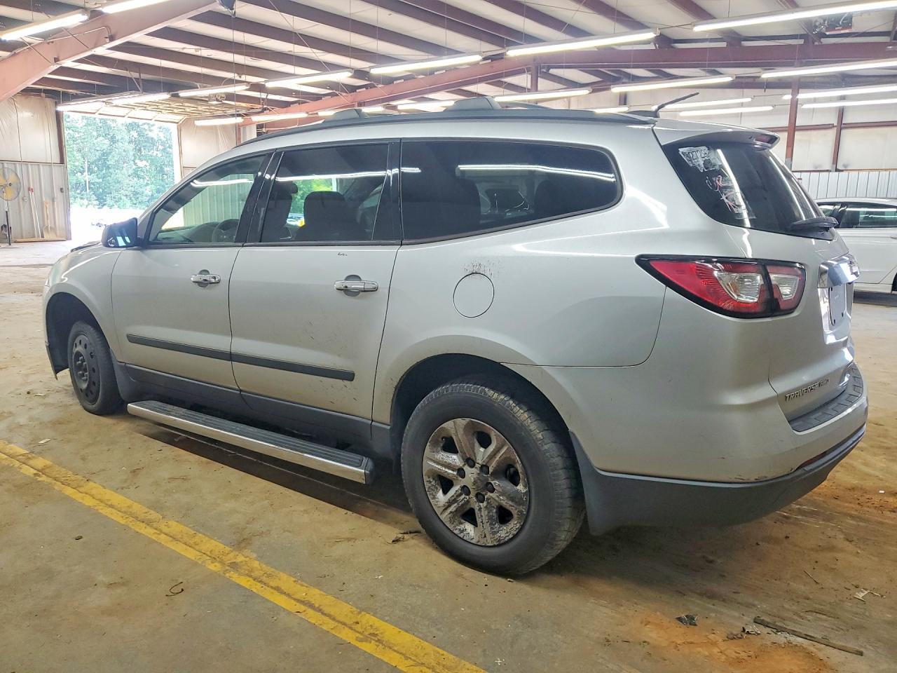 2017 Chevrolet Traverse Ls - Фото 2