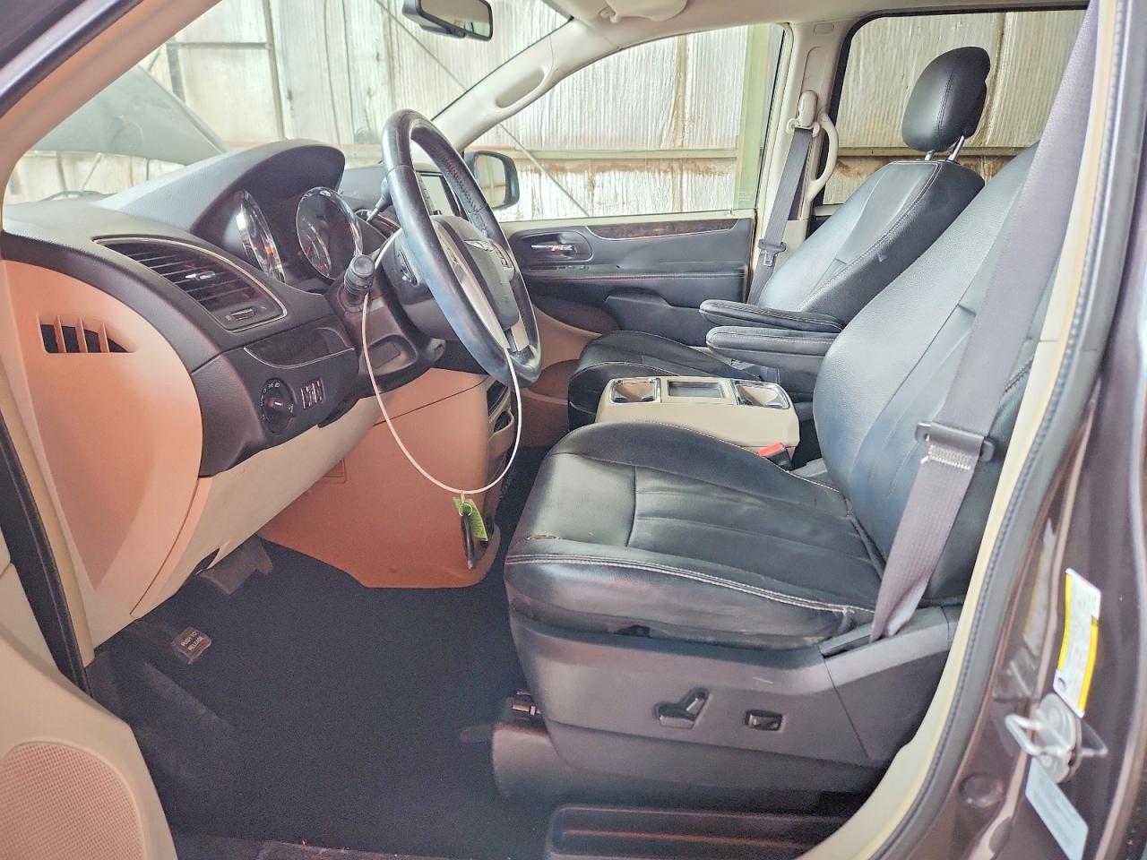 2015 Chrysler Town & Country Touring - Image 7