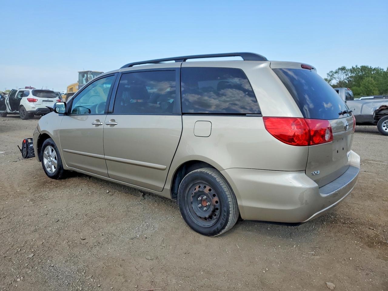 2009 Toyota Sienna Le 7-Passenger - Image 2