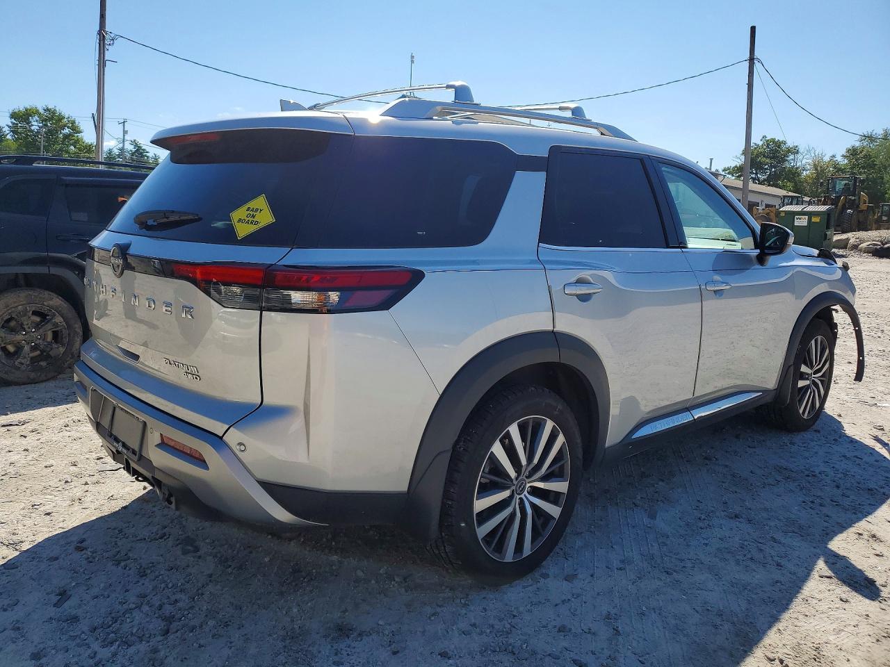 2022 Nissan Pathfinder Platinum - Image 3