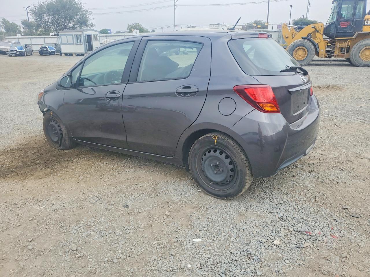 2017 Toyota Yaris 5-Door L Fleet - Фото 2