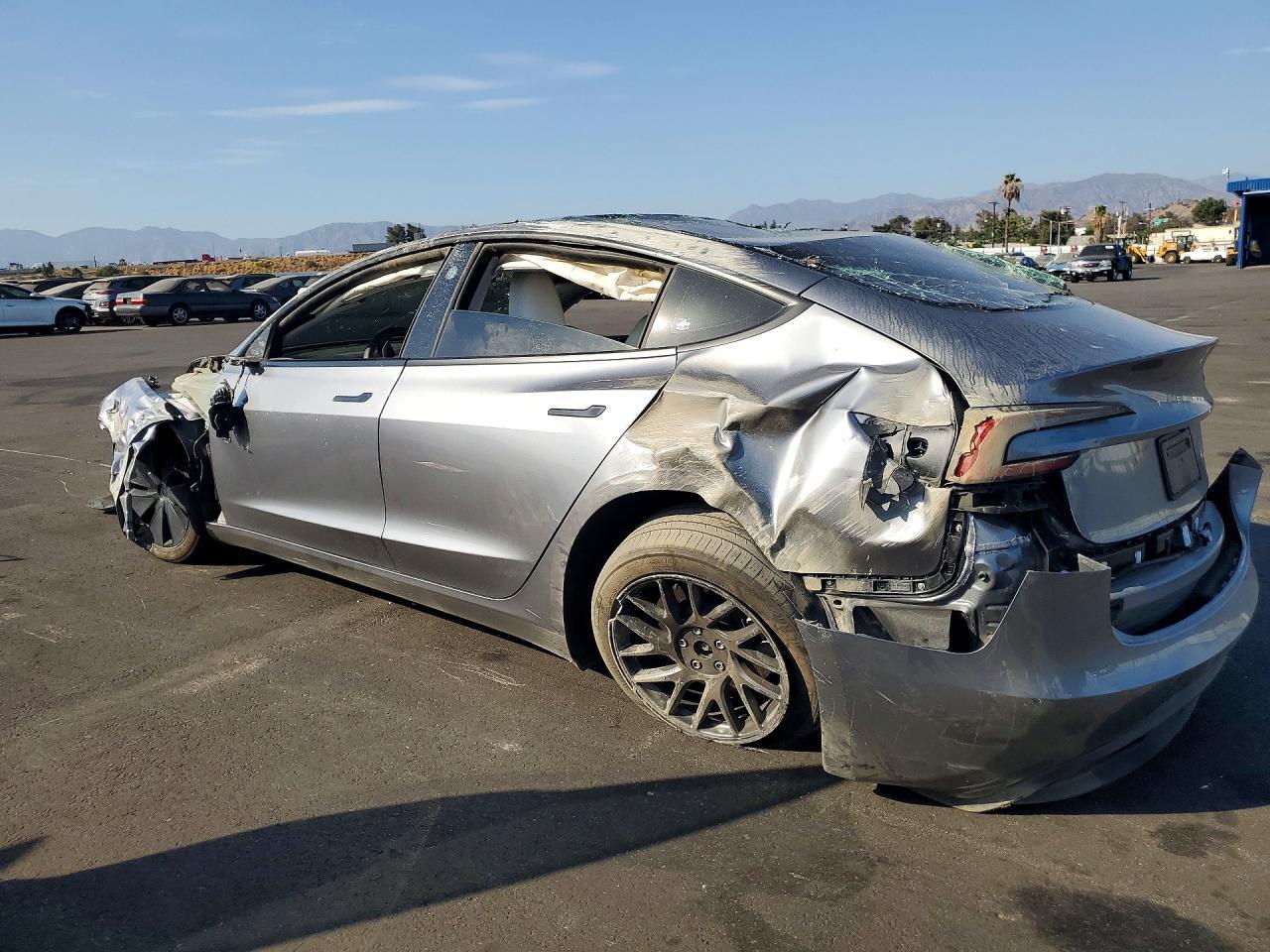2025 Tesla Model 3 - Фото 2