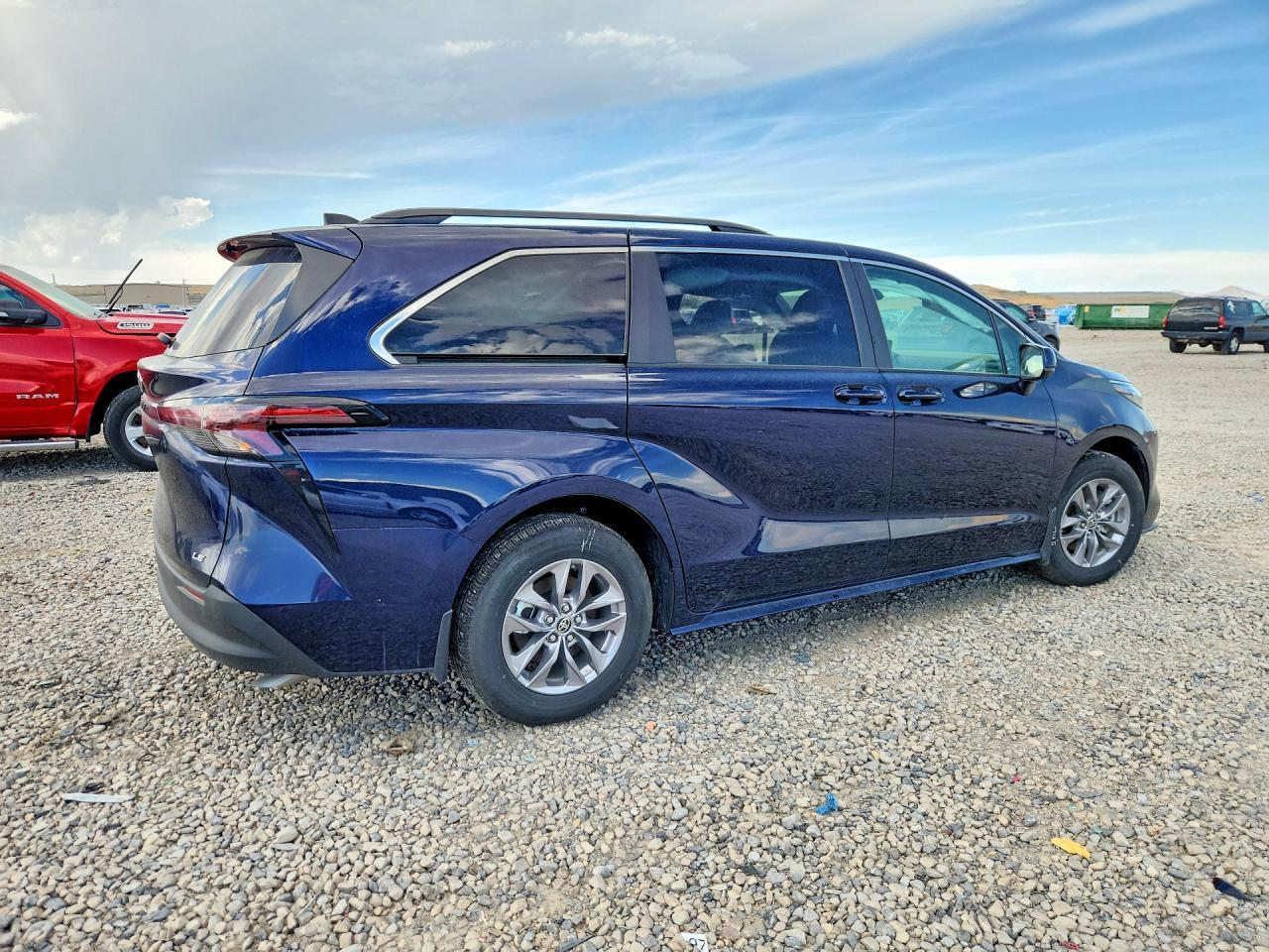 2025 Toyota Sienna Le 8-Passenger - Image 3
