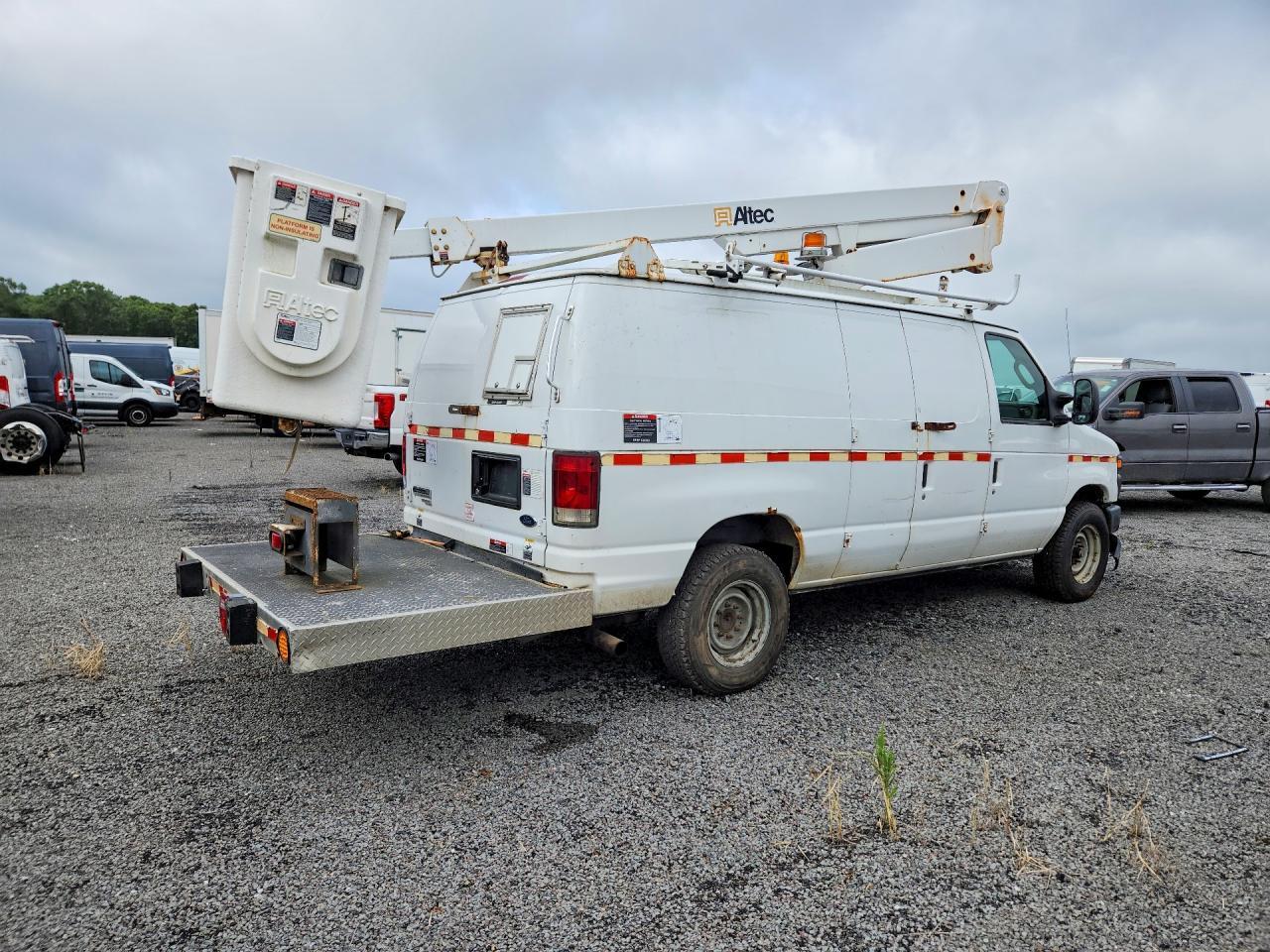 2011 Ford E350 Van With Bucket Lift - Фото 3
