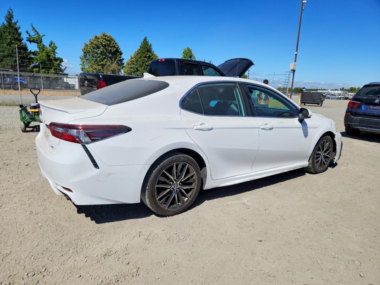 2021 Toyota Camry Se - Фото 3