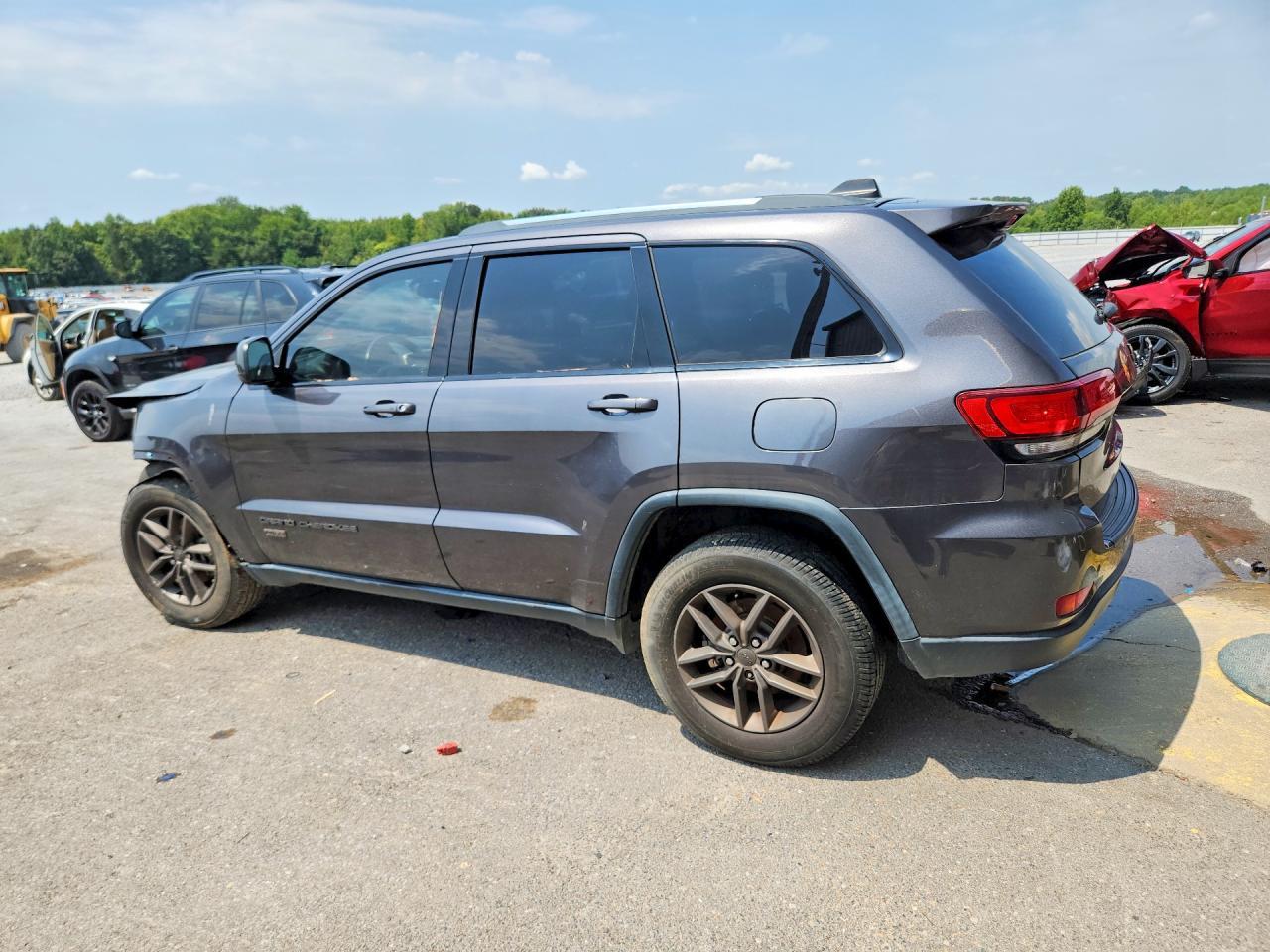 2016 Jeep Grand Cherokee Laredo - Фото 2