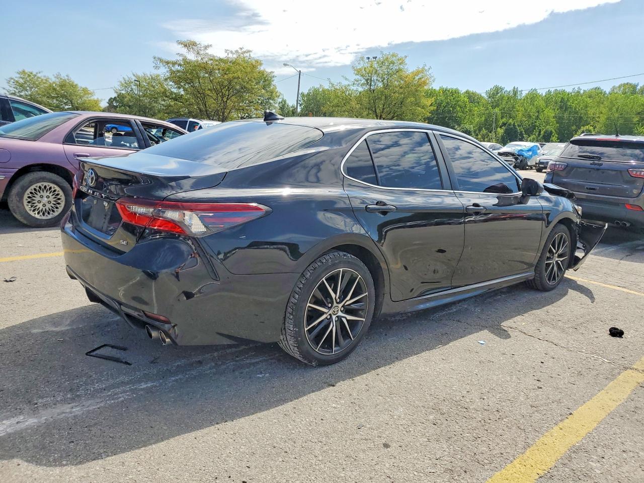 2021 Toyota Camry Se - Фото 3