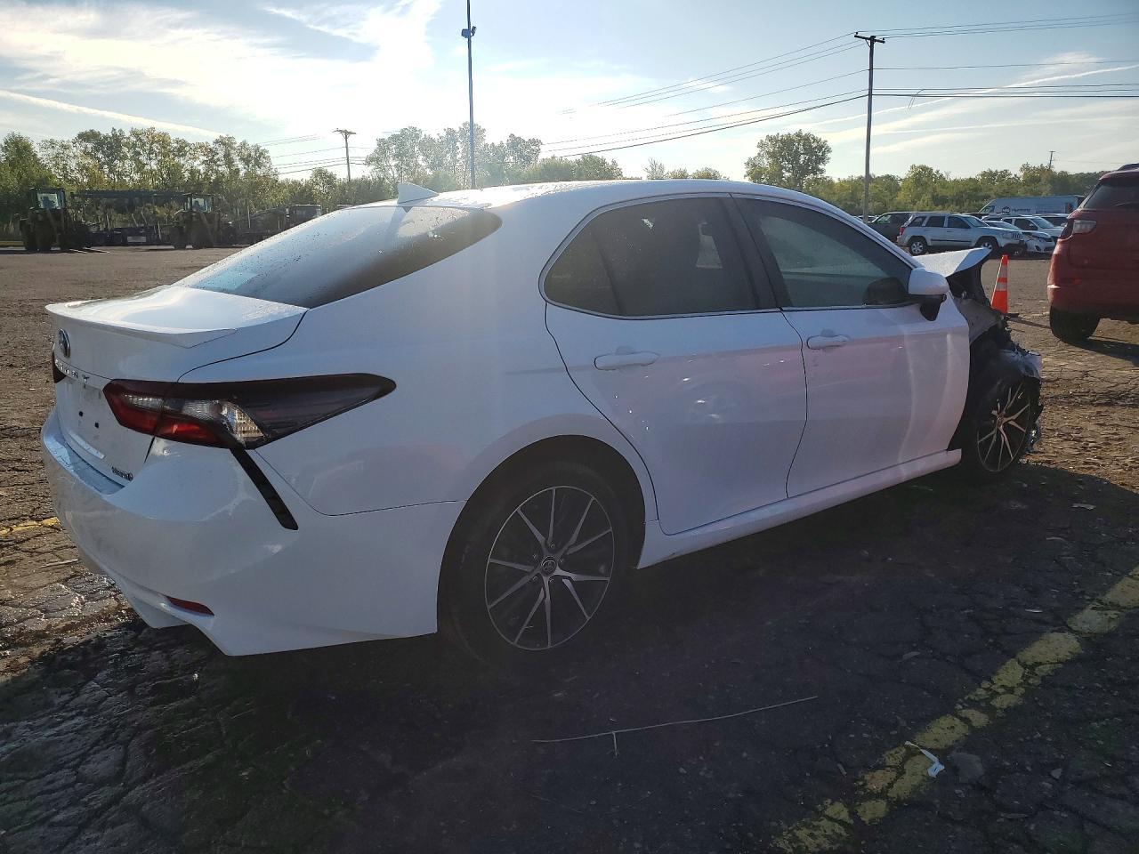 2023 Toyota Camry Le - Фото 3