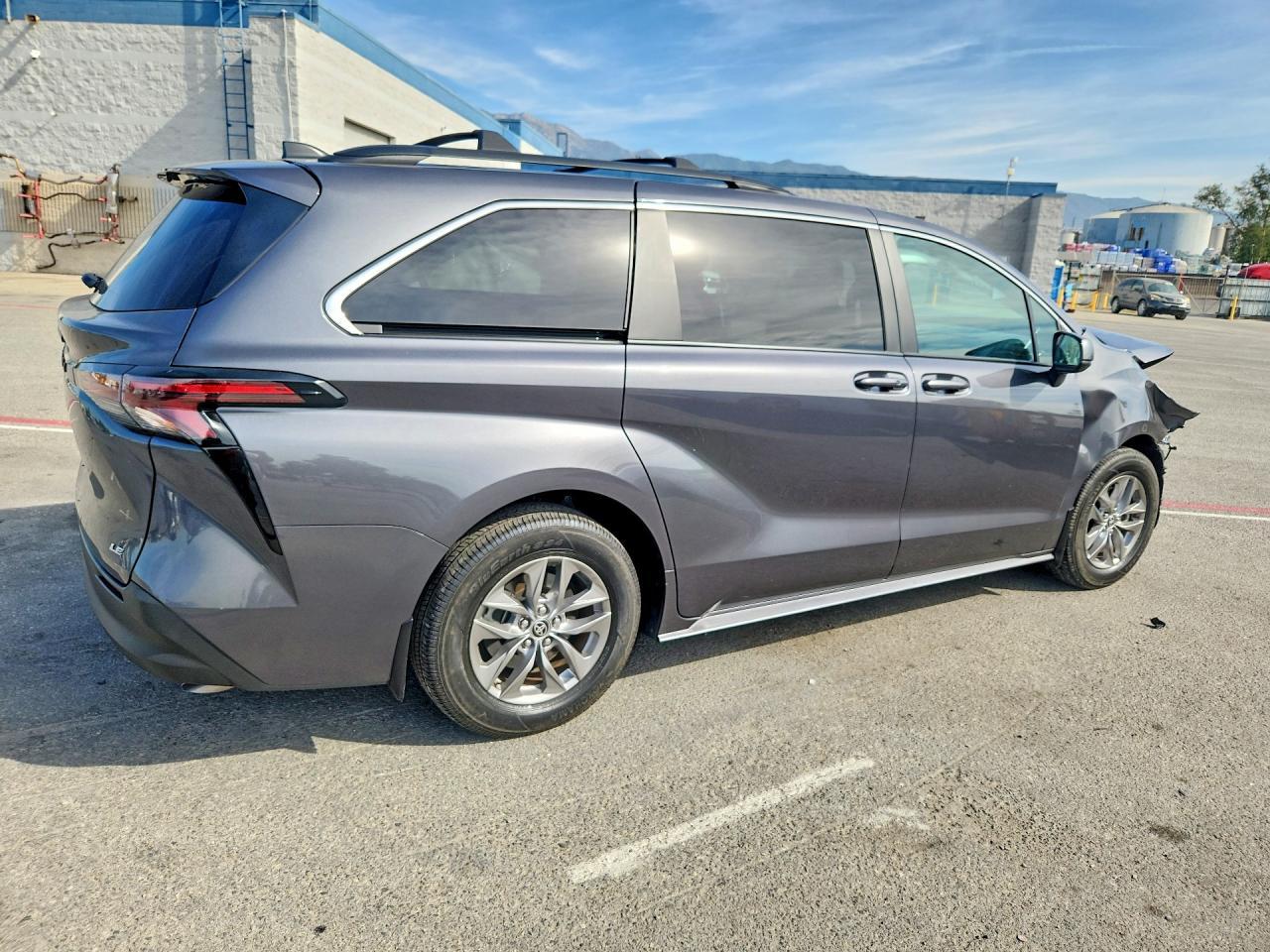 2025 Toyota Sienna Le - Image 3