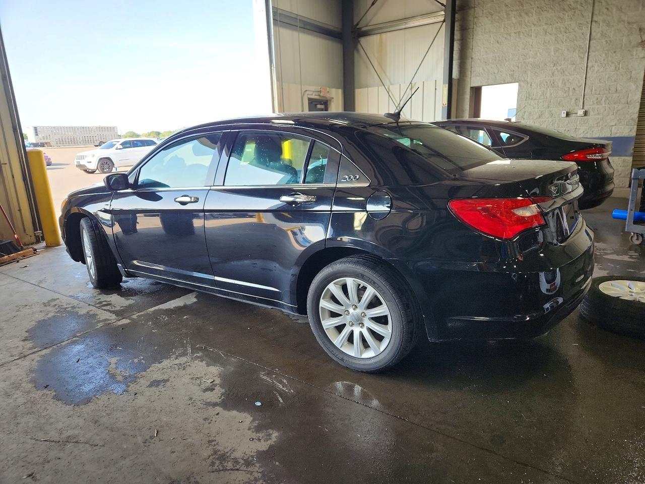 2014 Chrysler 200 Limited - Image 2