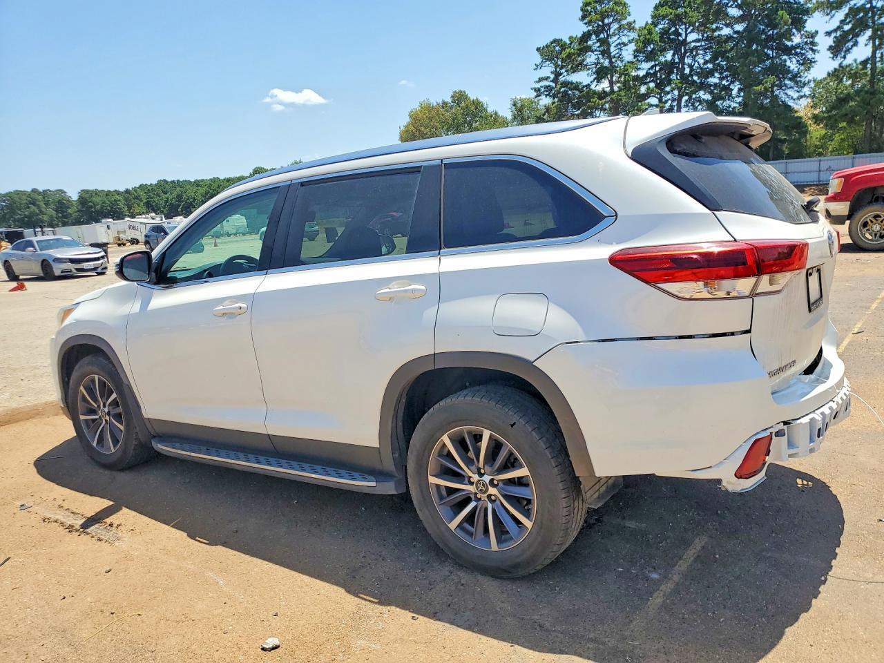 2019 Toyota Highlander Xle - Image 2