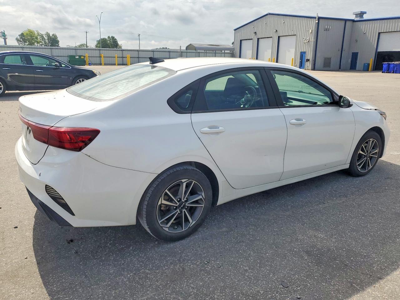 2023 Kia Forte Lxs - Image 3