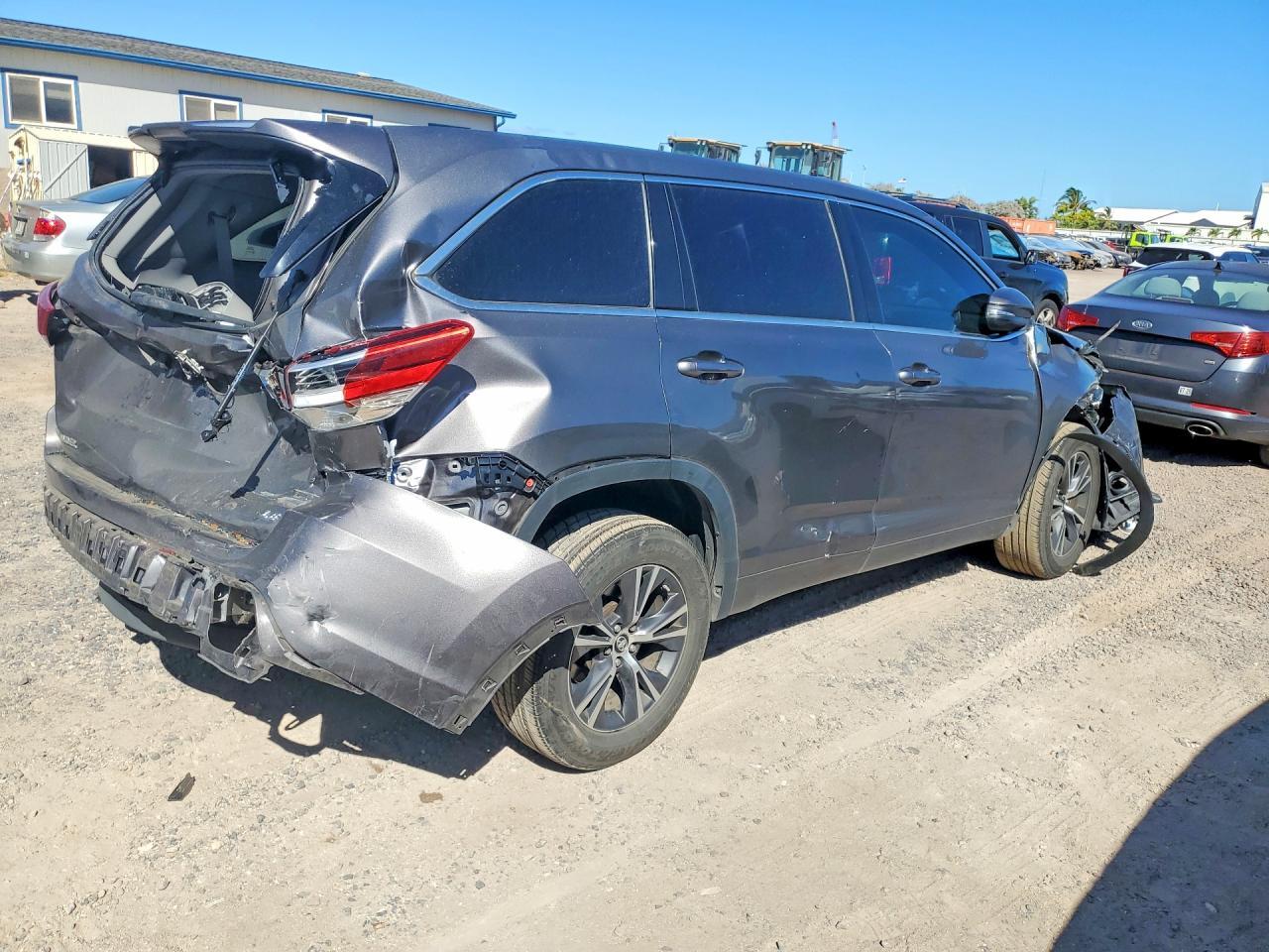 2017 Toyota Highlander Le - Image 3