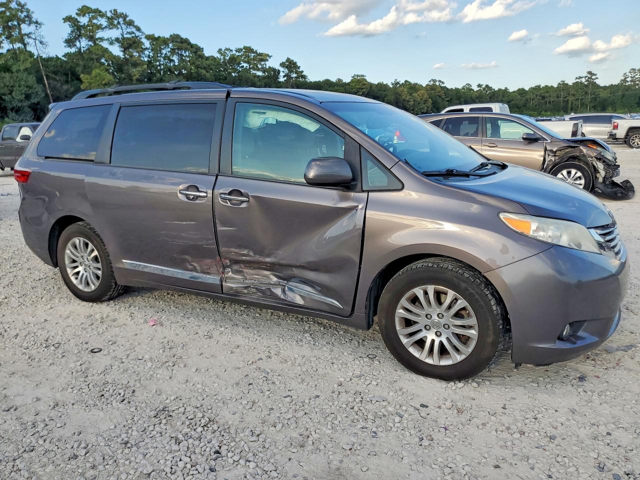 2015 Toyota Sienna Xle 8-Passenger - Фото 4