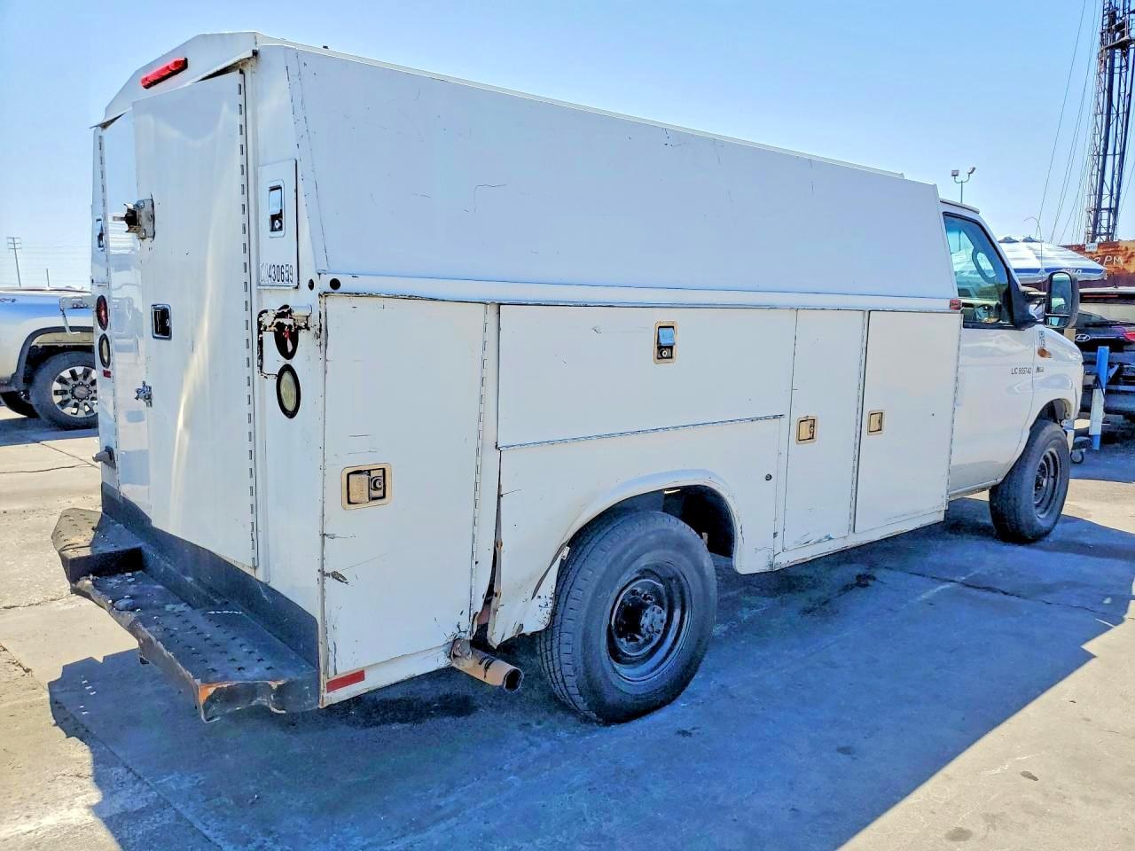 2012 Ford Econoline E350 Super Duty Cutaway Van - Фото 3