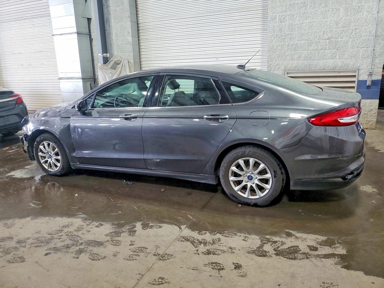 2018 Ford Fusion S - Фото 2