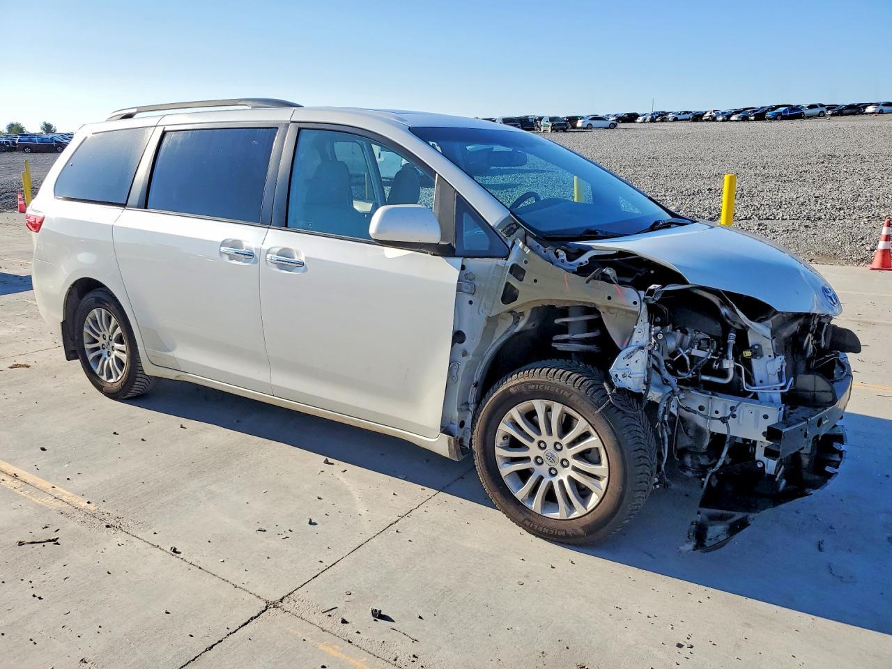 2017 Toyota Sienna Xle Premium 8-Passenger - Image 4