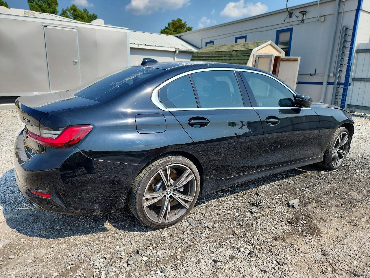 2022 BMW 330Xi - Фото 3