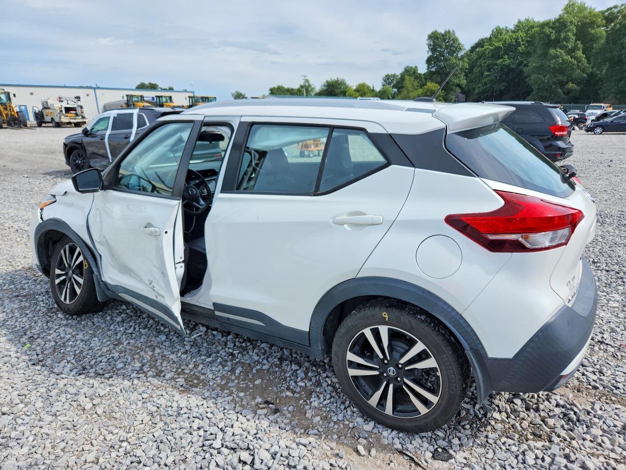 2019 Nissan Kicks Sr - Image 2