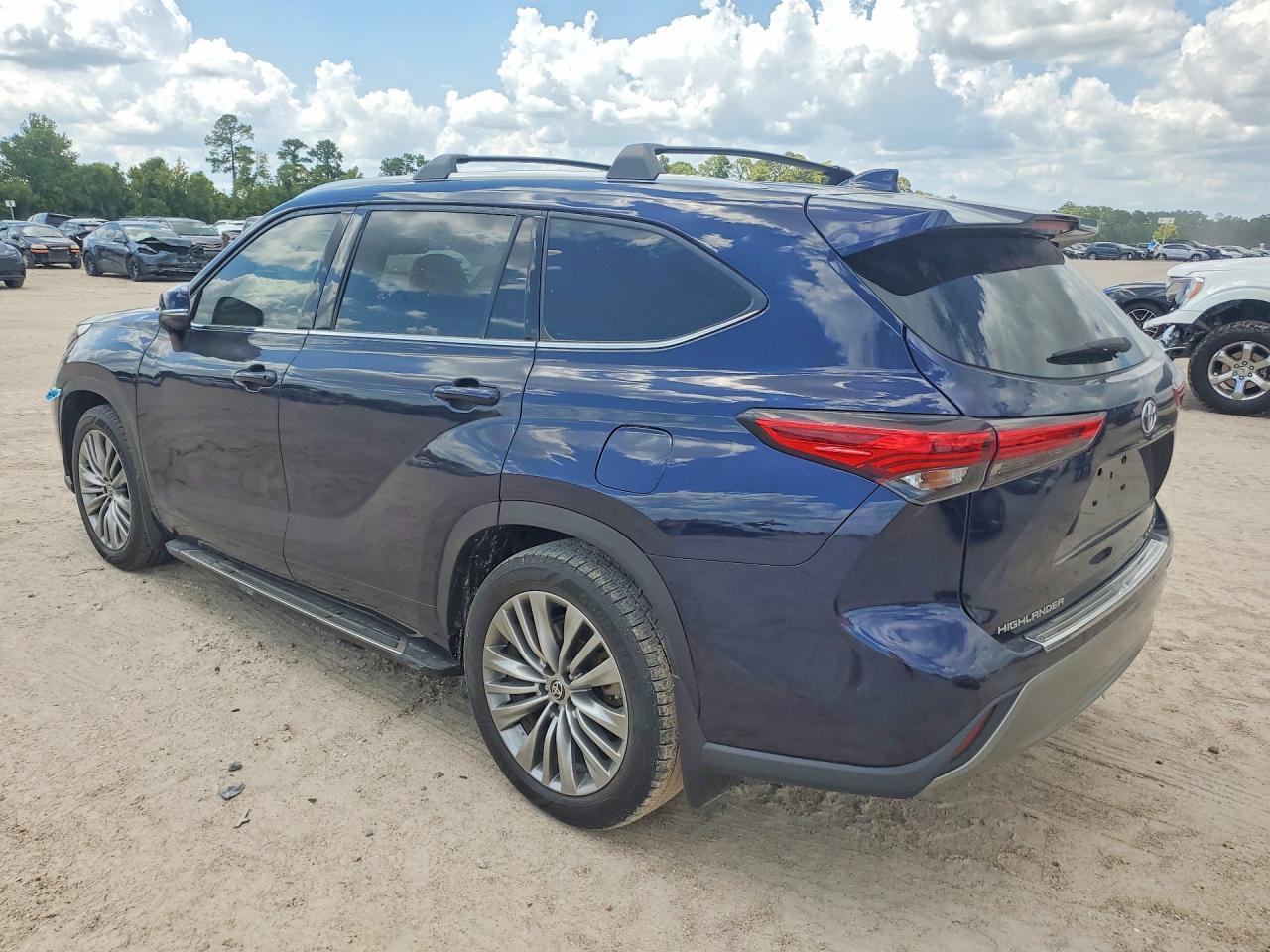 2021 Toyota Highlander Hybrid Platinum - Image 2