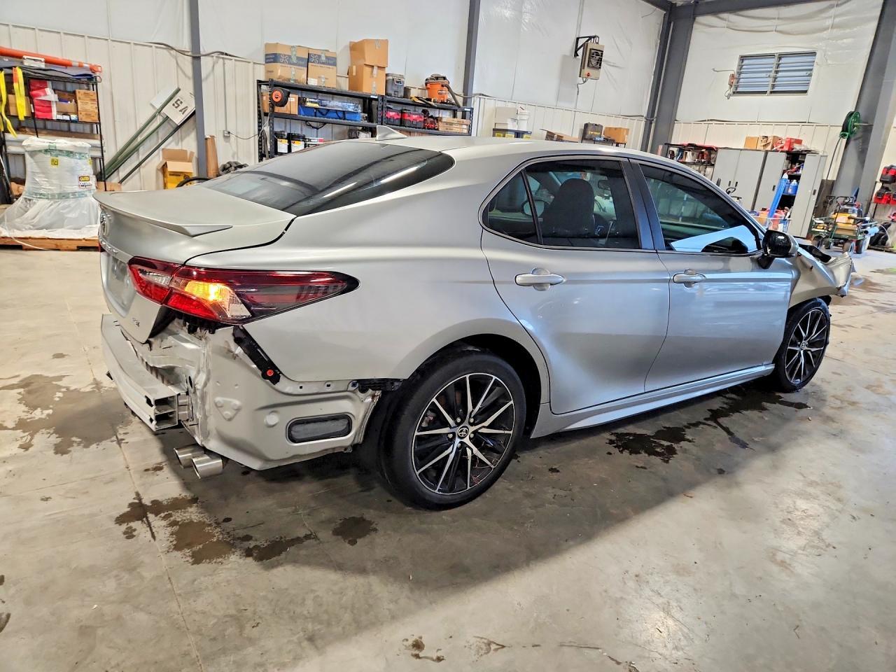 2021 Toyota Camry Se - Фото 3