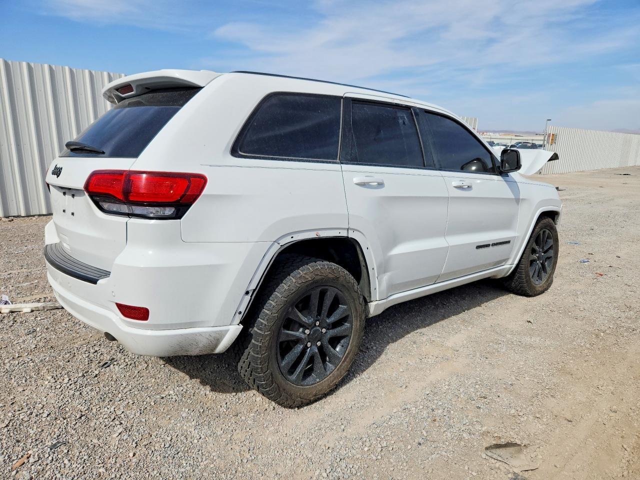 2017 Jeep Grand Cherokee Laredo - Image 3