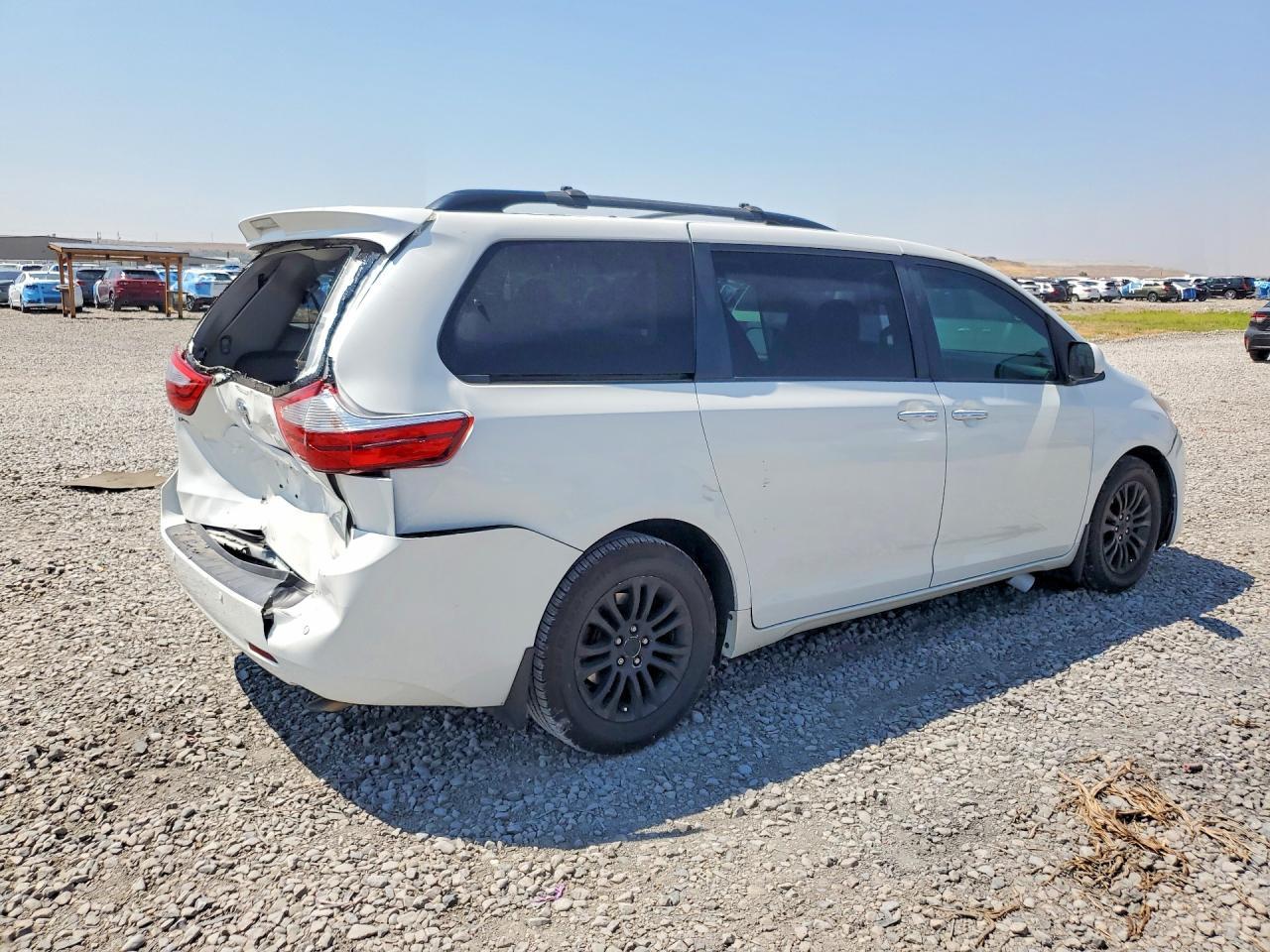2016 Toyota Sienna Xle Premium 8-Passenger - Image 3