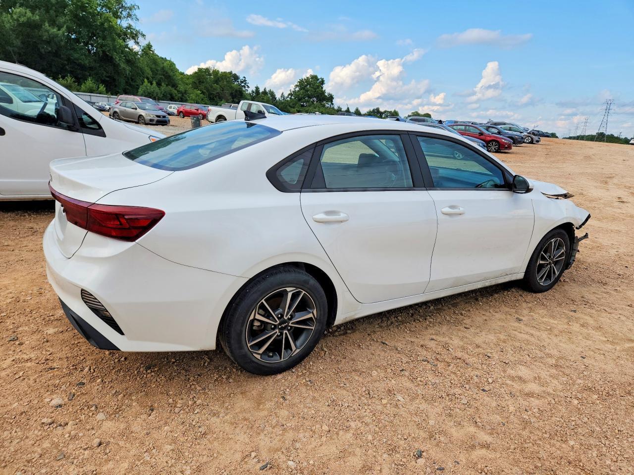 2022 Kia Forte Lxs - Image 3