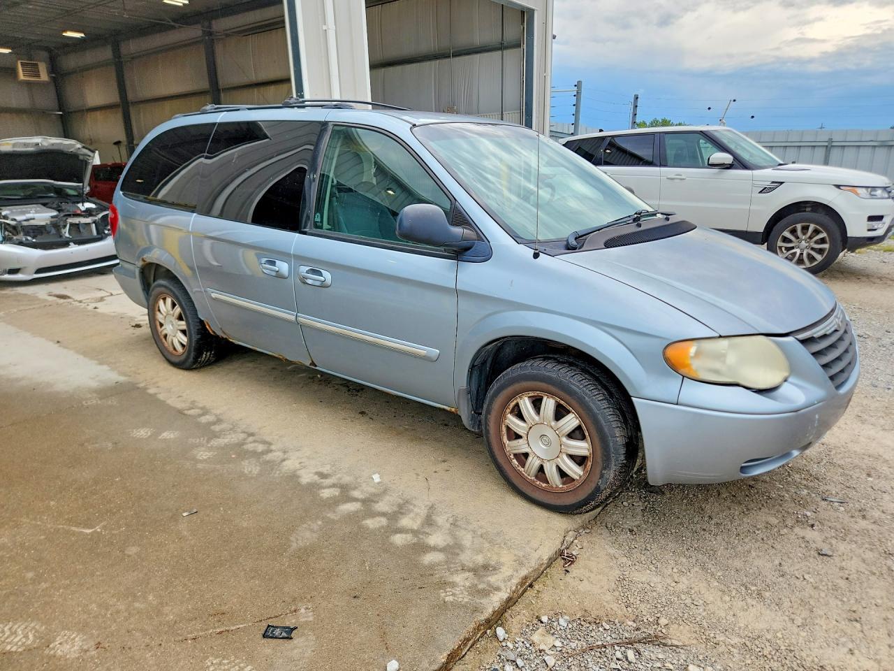 2006 Chrysler Town & Country Touring - Image 4