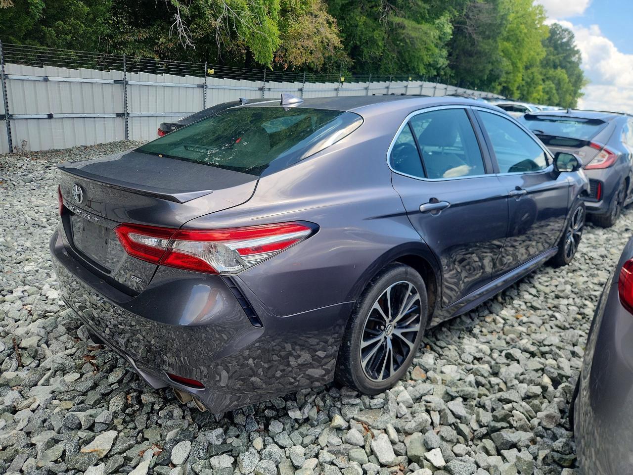 2019 Toyota Camry Se - Фото 3