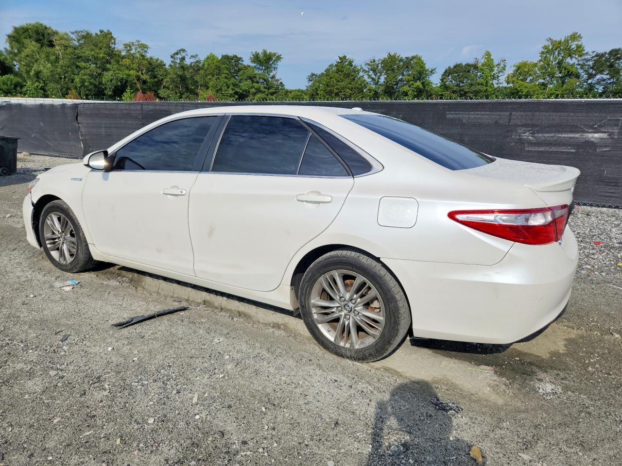 2016 Toyota Camry Hybrid Se - Image 2