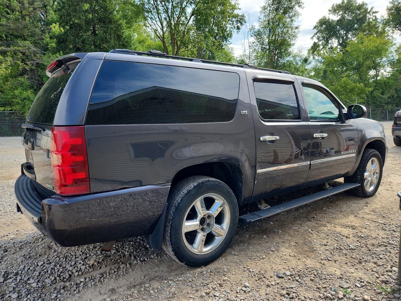 2011 Chevrolet Suburban K1500 Ltz - Image 3