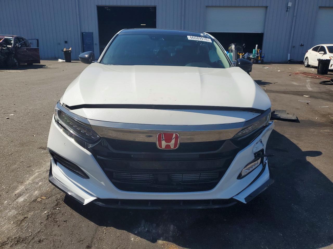 2018 Honda Accord Touring - Image 5