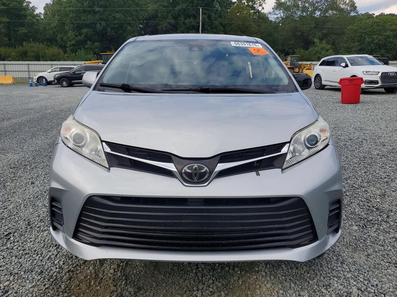 2020 Toyota Sienna Le - Image 5