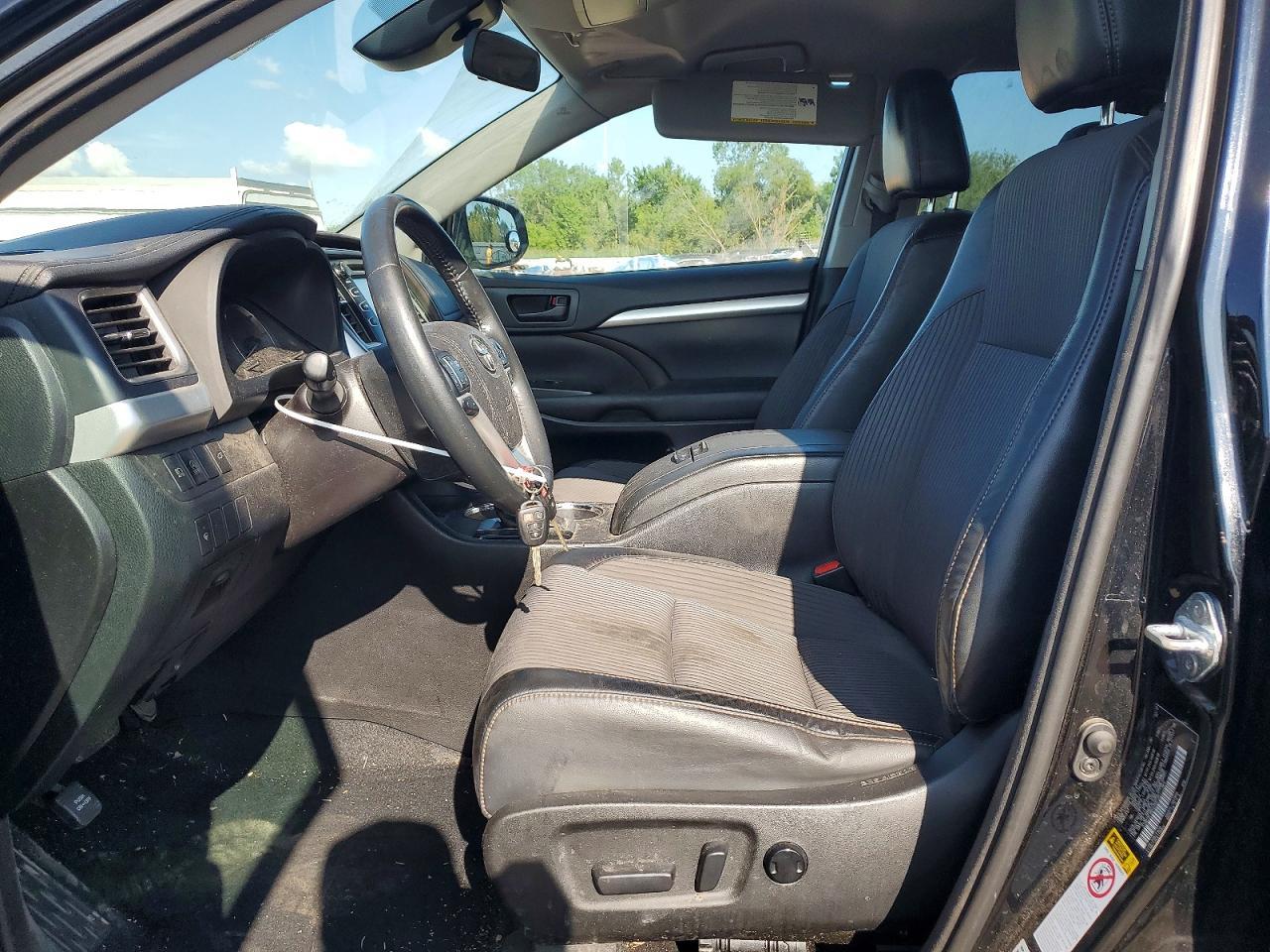 2017 Toyota Highlander Le Plus - Image 7