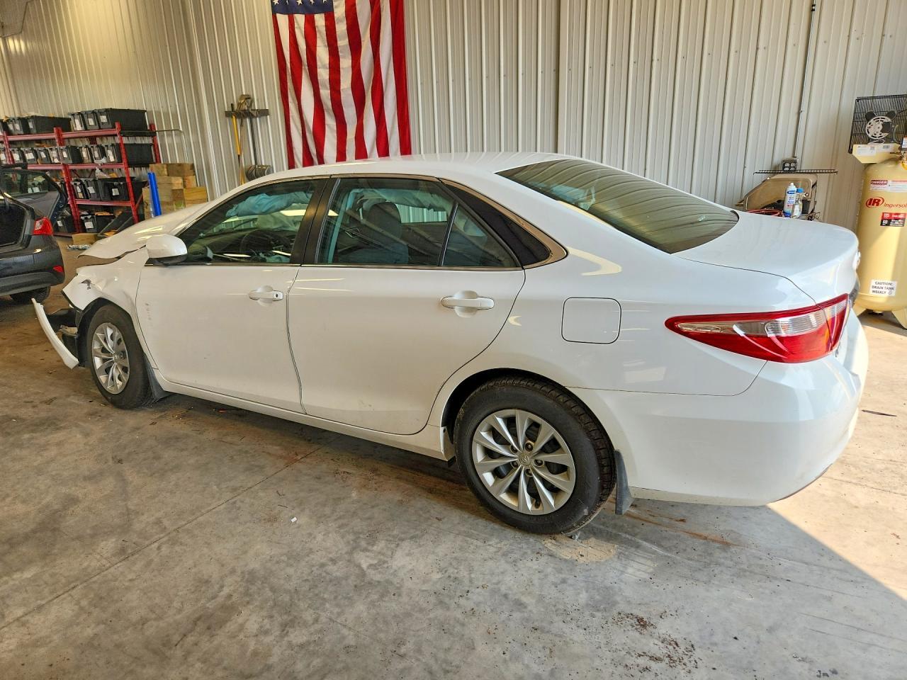 2017 Toyota Camry Le - Фото 2