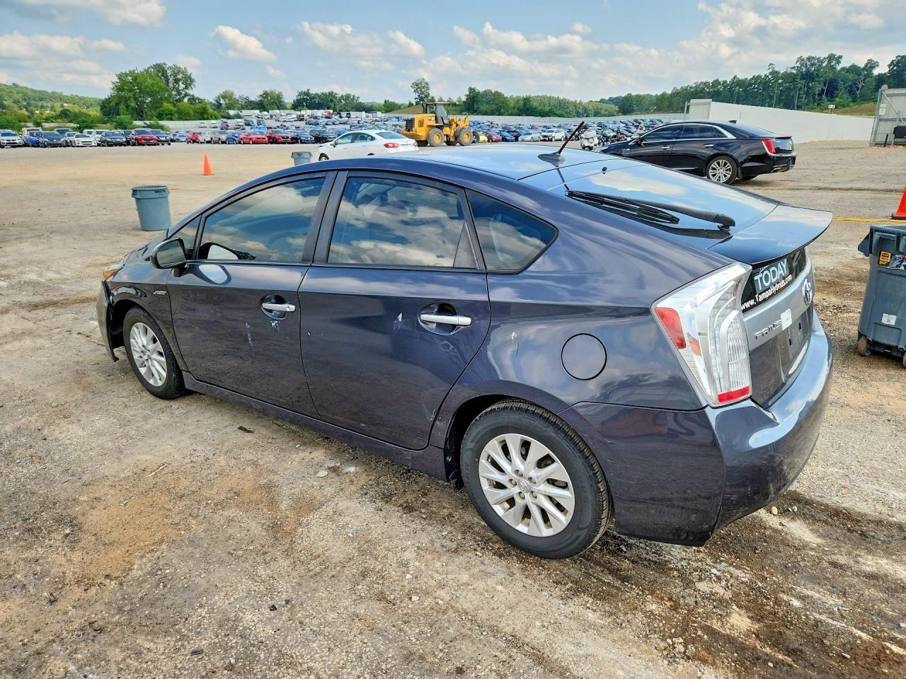 2014 Toyota Prius Plug-In Hybrid Base - Фото 2