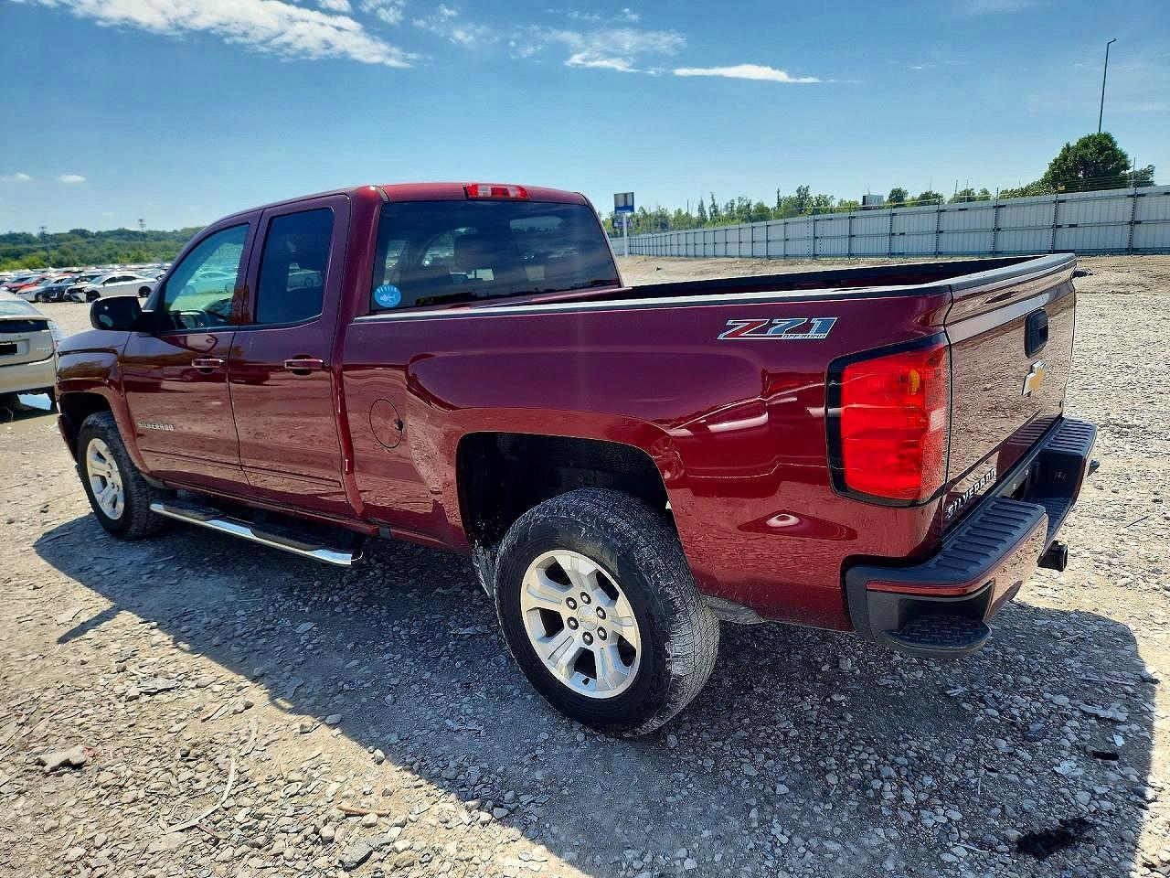 2017 Chevrolet Silverado - Фото 2