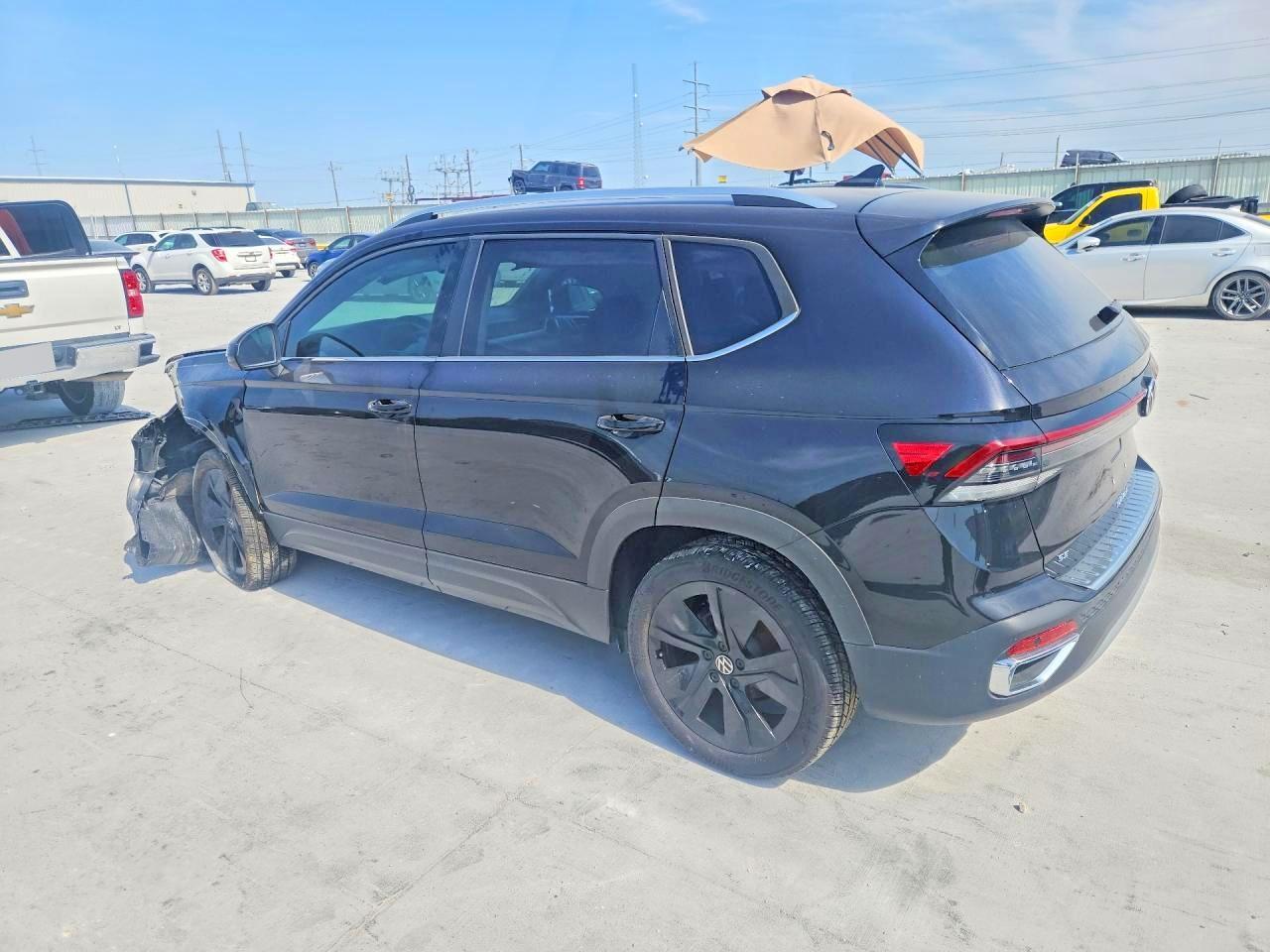 2025 Volkswagen Taos Se - Image 2