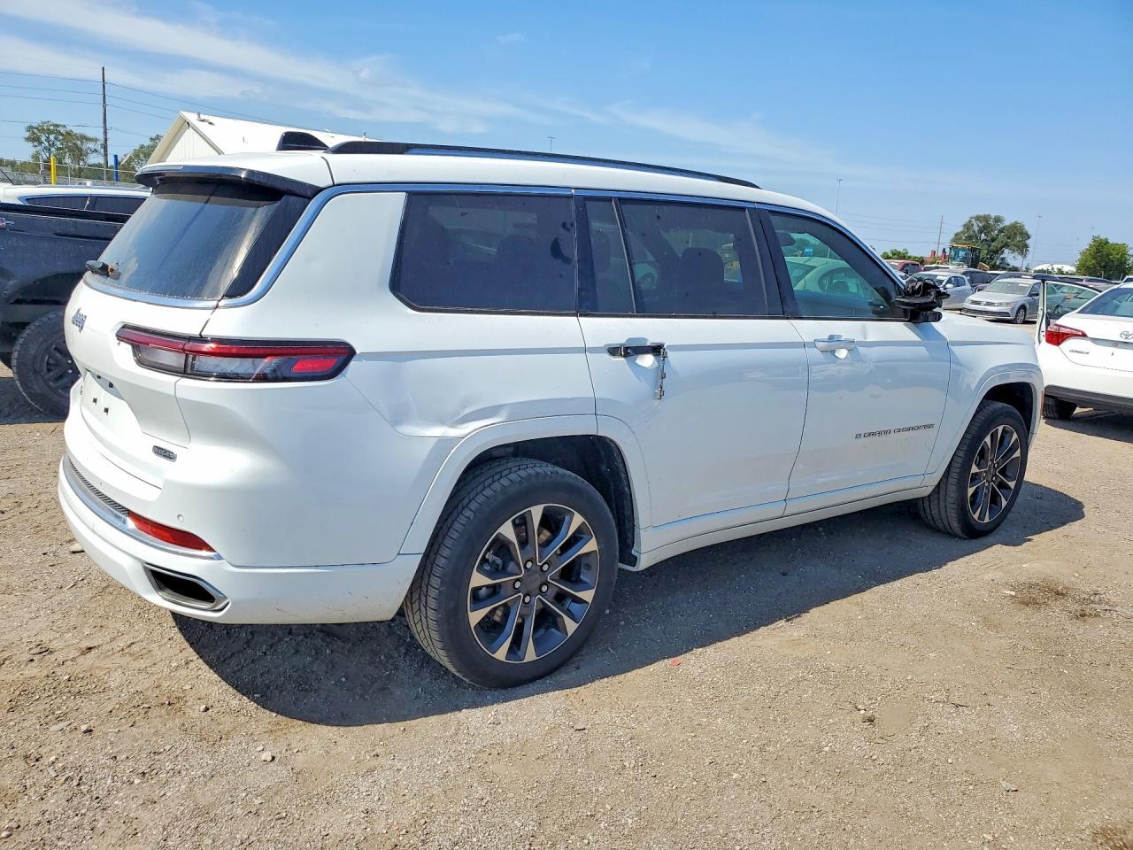 2023 Jeep Grand Cherokee L Overland - Image 3