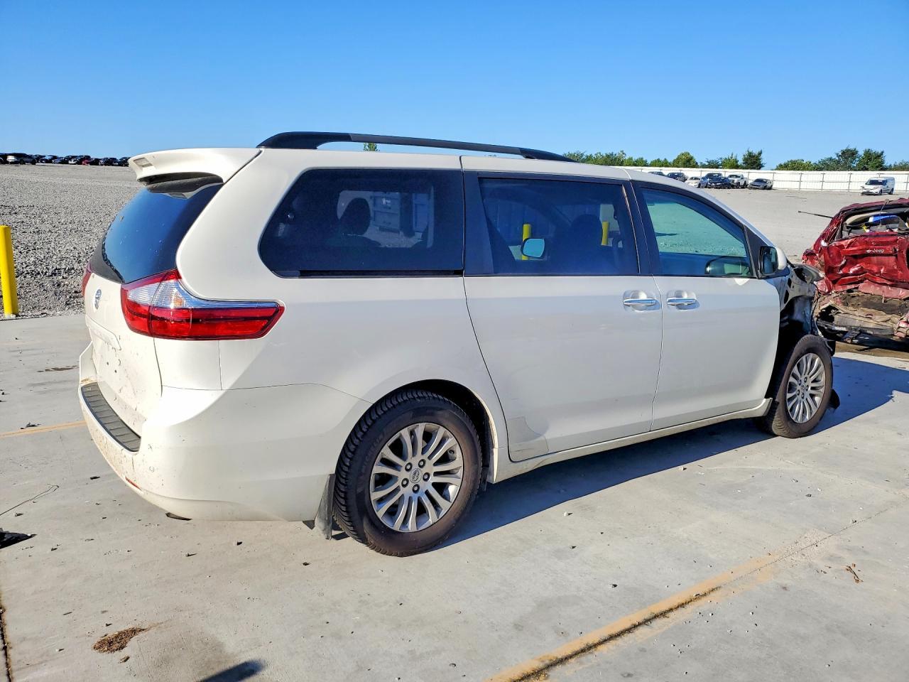 2017 Toyota Sienna Xle Premium 8-Passenger - Image 3